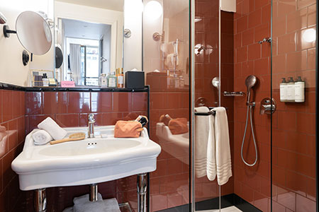 Bathroom of the Very Bonne Chambre DADOU, hotel Paris 17
